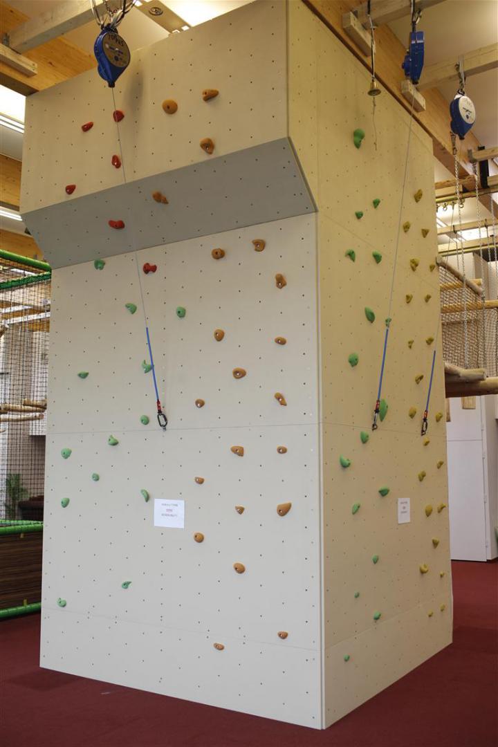 Indoor-Kletterwand mit automatischen Sicherungssystemen für Kinder und Jugendliche.